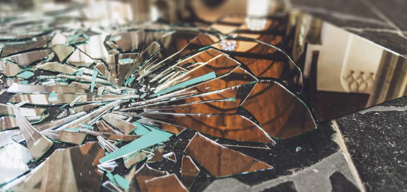 К чему разбивается зеркало токование приметы для женщины