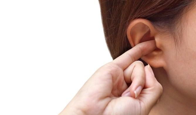 К чему чешется правое ухо: значение приметы