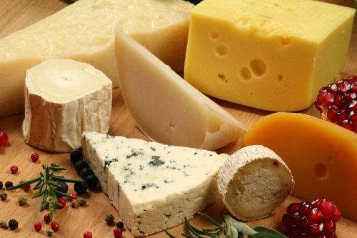К чему снится сыр: толкование в разных сонниках