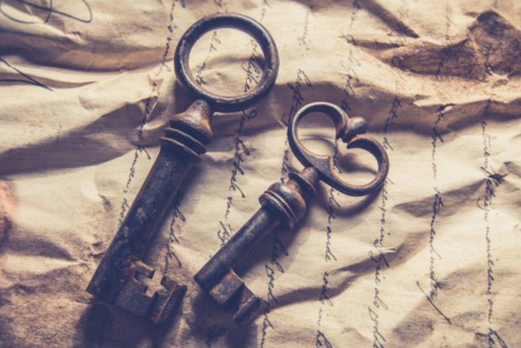 Два старинных ключа
