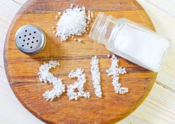 Что делать, если сыплется соль - народные приметы