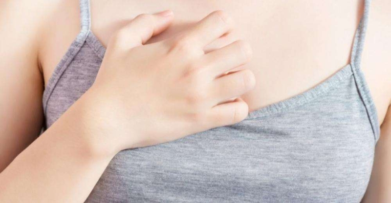 Почему чешется правая грудь: Толкование предзнаменований для мужчин и женщин