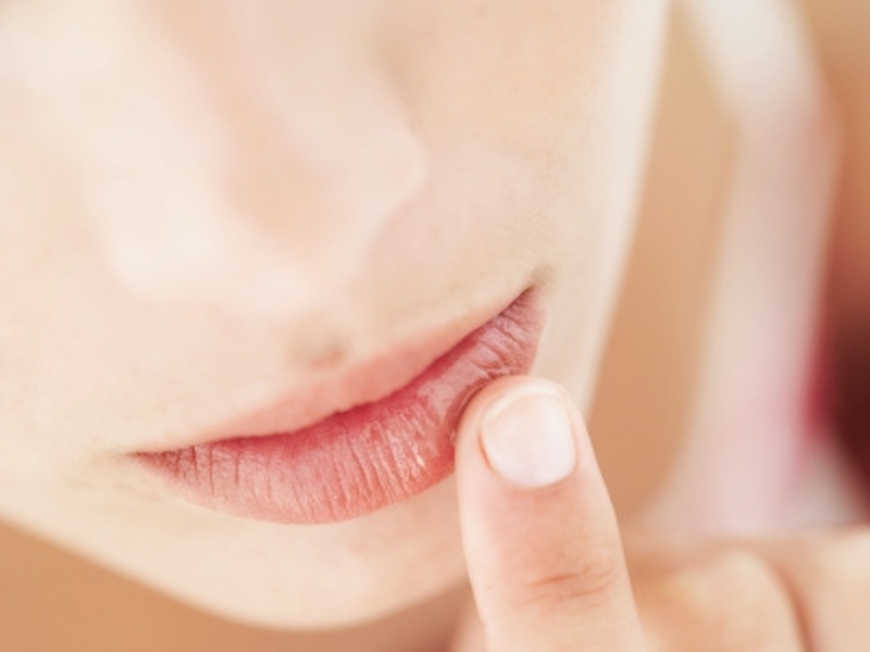 Почему чешутся губы: толкование приметы