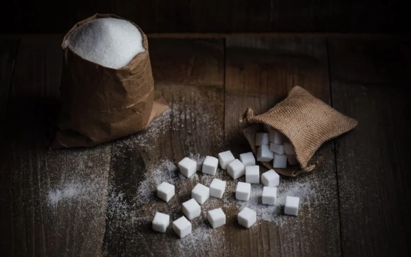 К чему проливать сахар: примета и ее толкование