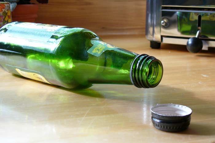 Почему пустую бутылку никогда не следует ставить на стол