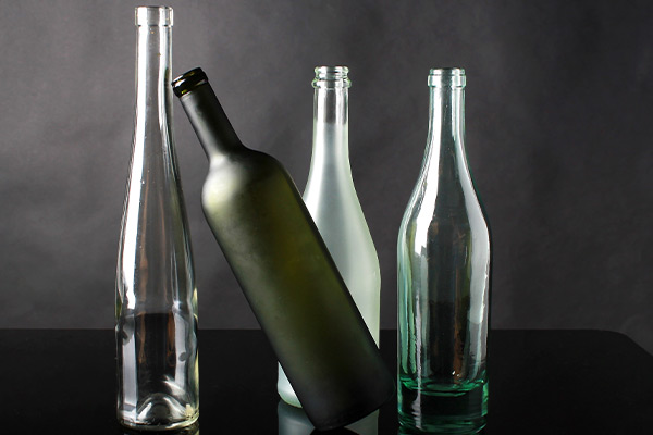 Почему пустую бутылку нельзя ставить на стол?